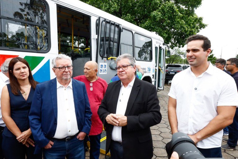João Azevêdo prestigia entrega de 14 ônibus novos para Região Metropolitana e destaca ações do Governo da Paraíba na mobilidade urbana
