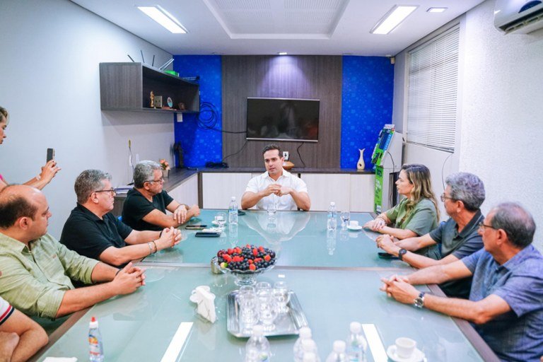Lucas Ribeiro reforça compromisso com o desenvolvimento econômico em encontro na CDL de Campina Grande