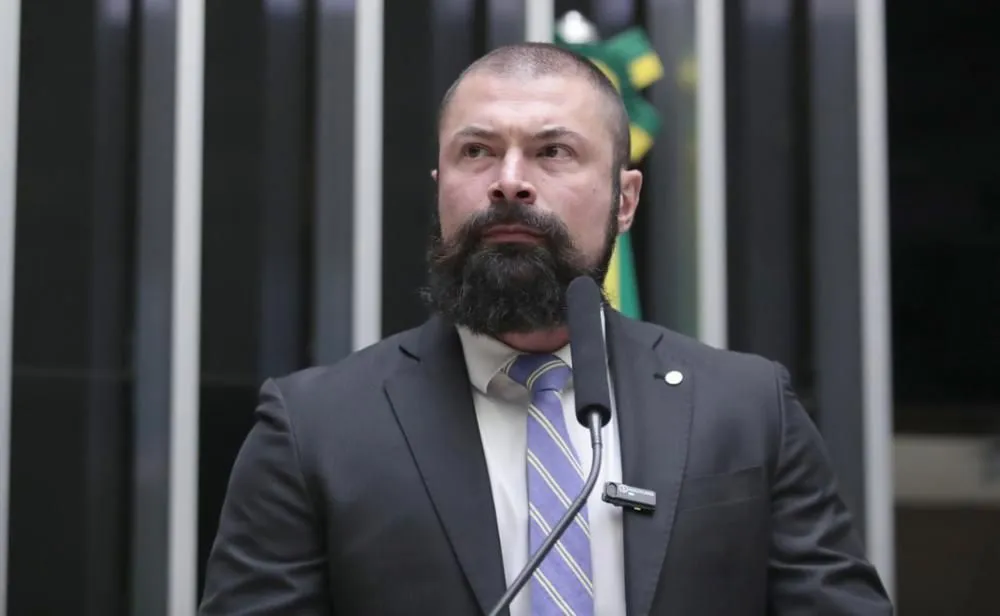 Deputado bolsonarista apresenta projeto para liberar embarque de passageiros armados em aviões 9 deputado bolsonarista apresenta projeto para liberar embarque de passageiros armados em avioes