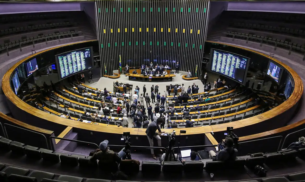 Câmara vota nesta terça urgência de projeto que proíbe cobrança por bagagem de mão