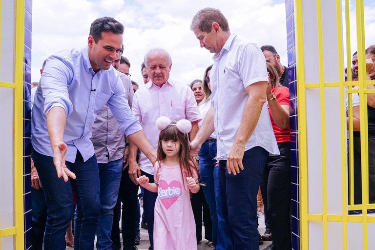 Lucas Ribeiro inaugura creche e escola no Vale do Piancó e reforça parcerias pela educação