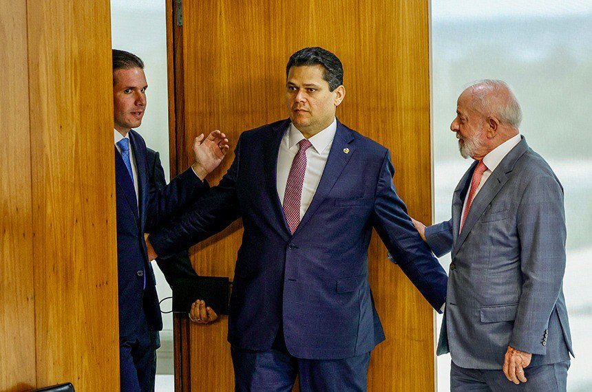 Lula recebe Hugo Motta e líderes da Câmara para jantar em Brasília