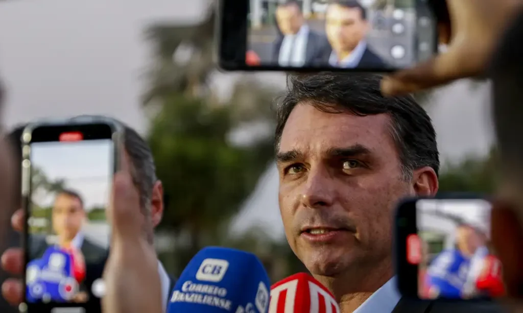 flavio bolsonaro vira advogado do pai e garante livre acesso a jair bolsonaro na prisao