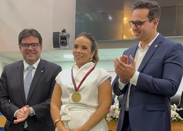 Por iniciativa do deputado Eduardo Carneiro, ALPB homenageia Camila Mariz Ribeiro com a medalha Epitácio Pessoa