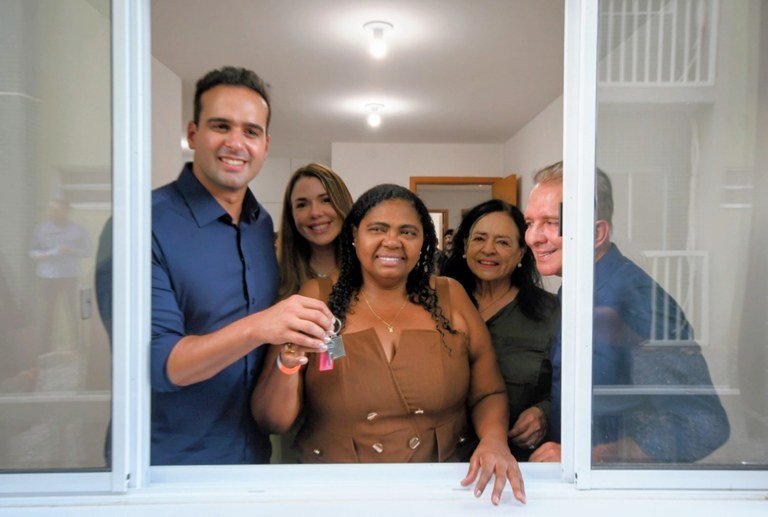 Lucas Ribeiro entrega apartamentos e assegura moradia digna a famílias de Patos